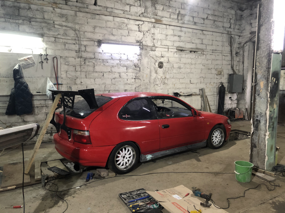 Встановлення спойлера і порогів на Toyota Corolla e100 2