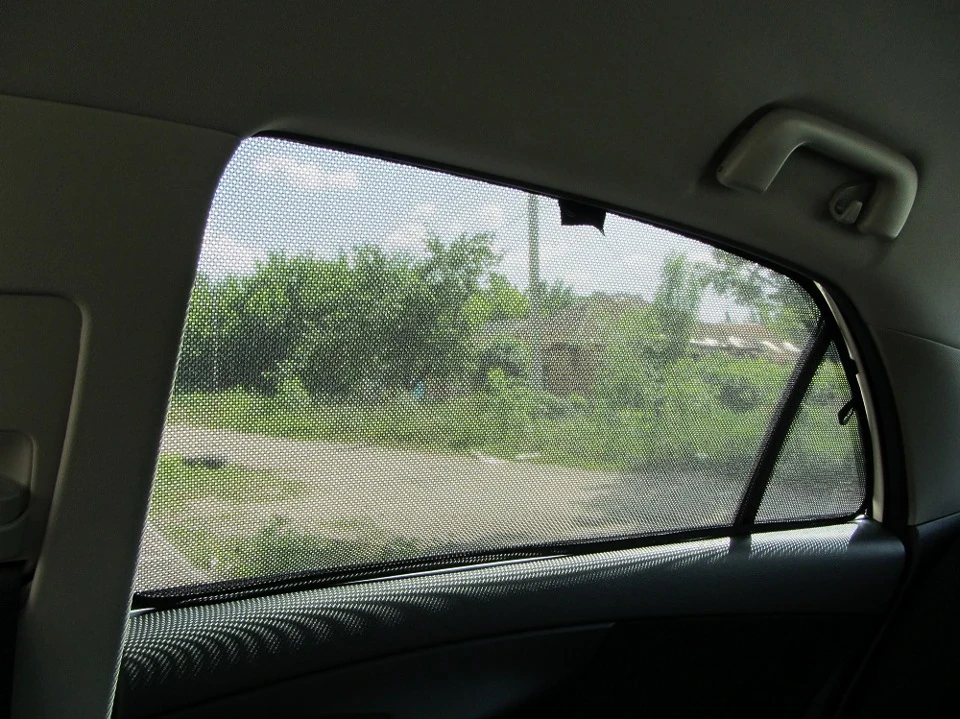Солцезахисні шторки задніх бічних вікон