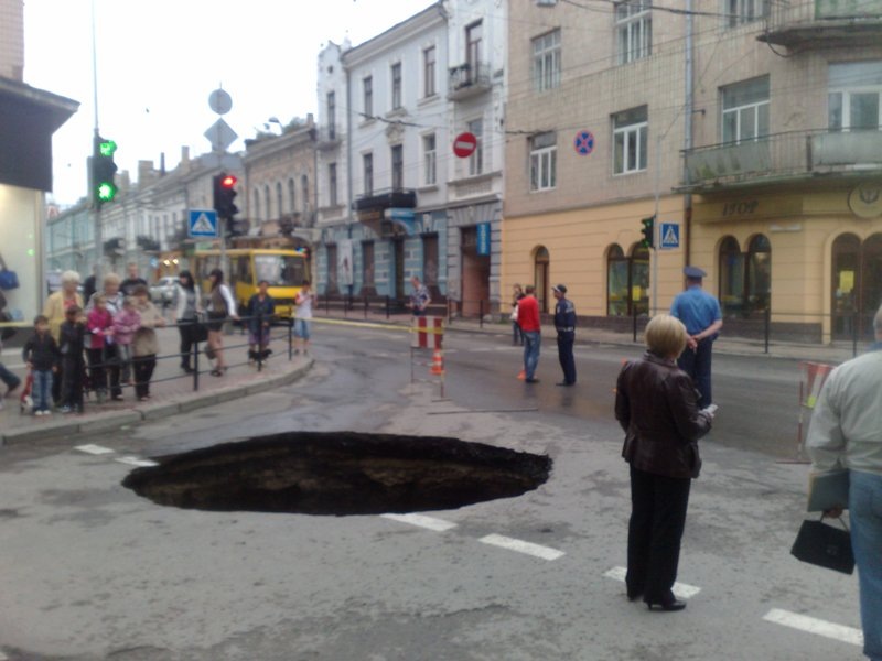 маленька ямка в центрі міста))) 4