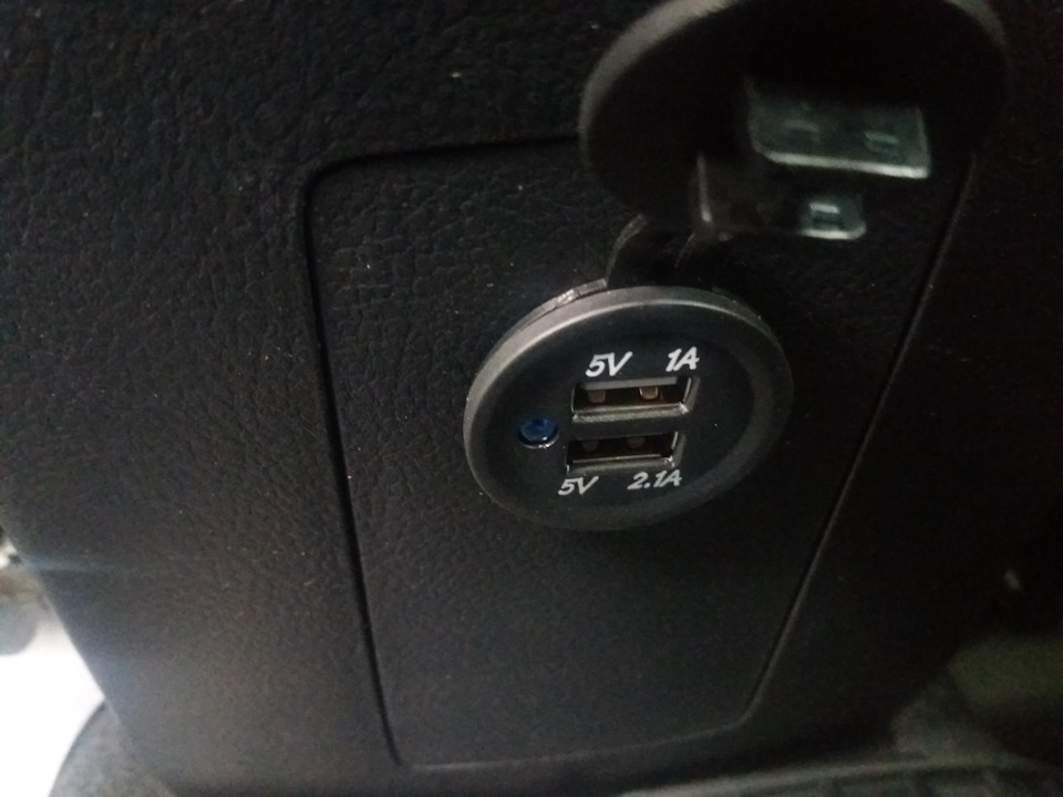 Розетка USB для заднього ряду пасажирів 5