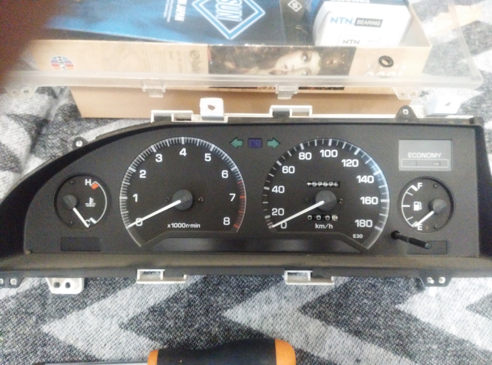 Встановлення панелі приладів з тахометром Corolla E90 1