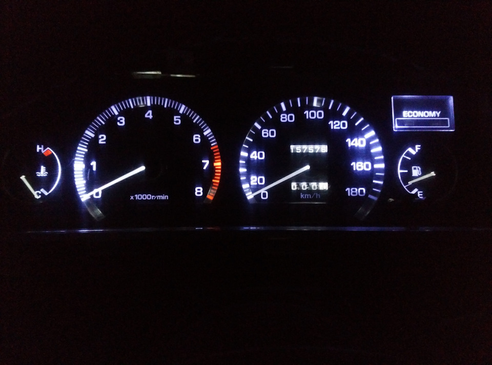 Встановлення панелі приладів з тахометром Corolla E90 4