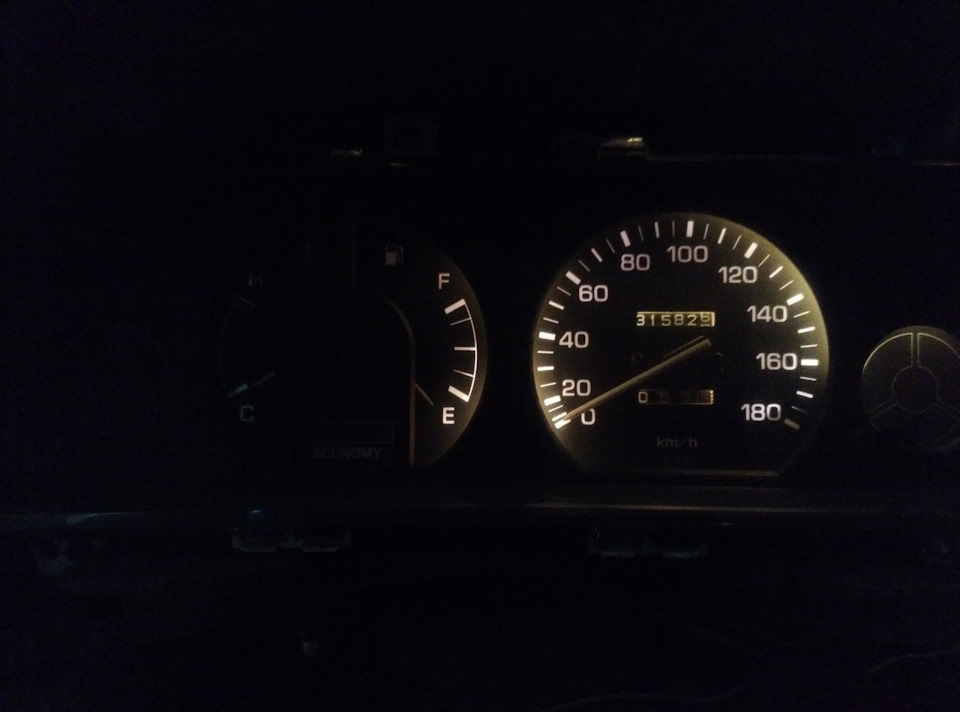 Встановлення панелі приладів з тахометром Corolla E90 3