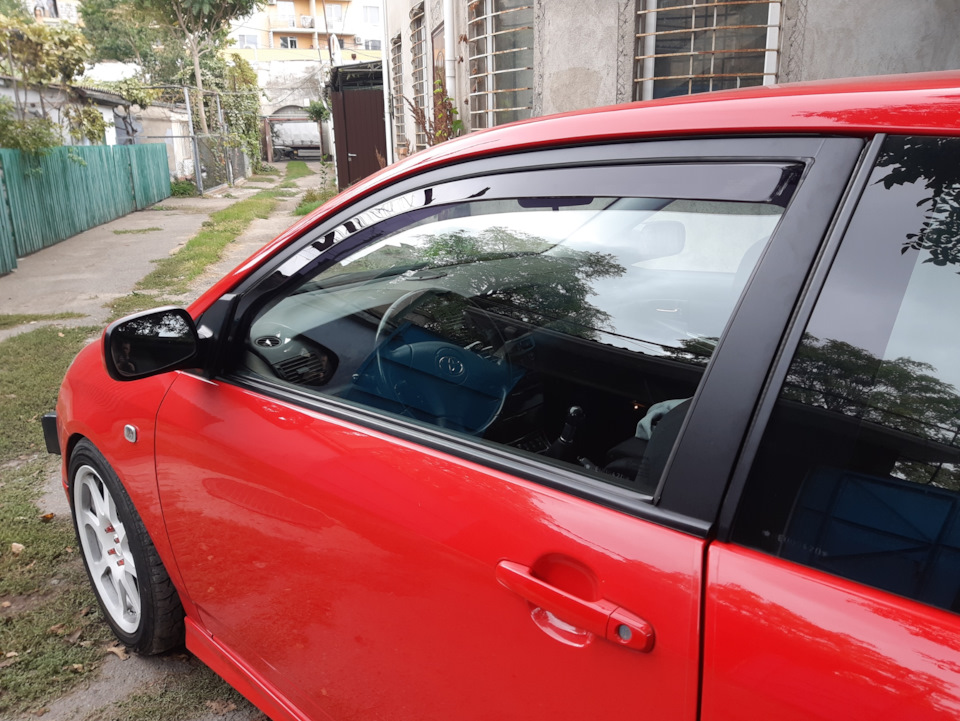 Встановив вітровики на Toyota corolla e12, 3 door. 3