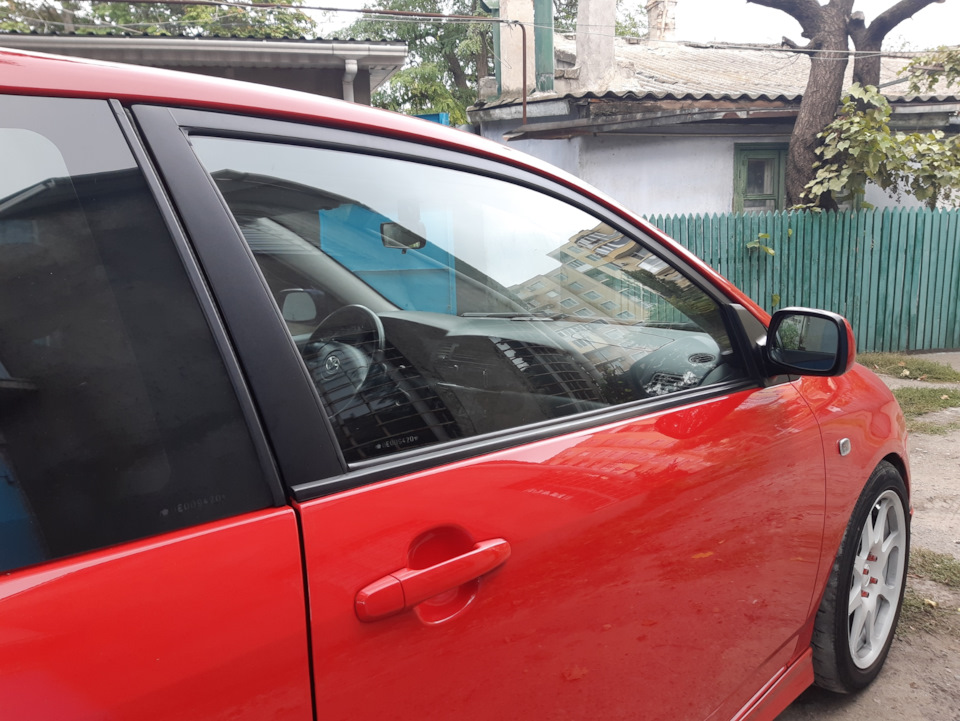 Встановив вітровики на Toyota corolla e12, 3 door. 4