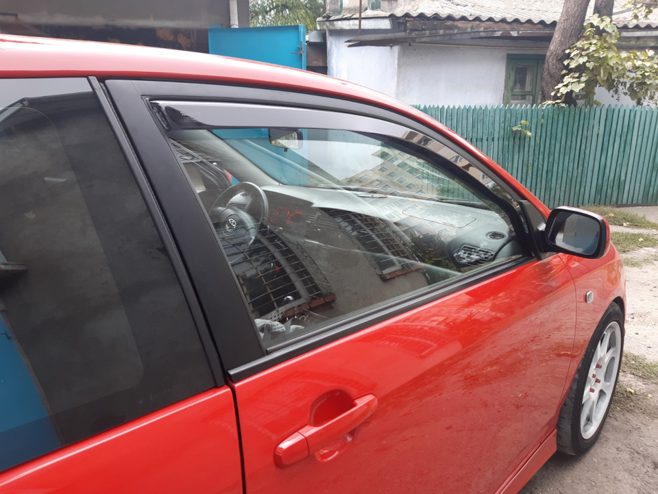 Встановив вітровики на Toyota corolla e12, 3 door. 5
