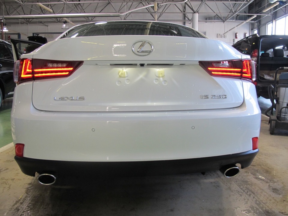 Швидколітнє знайомство з новим Lexus IS250 3