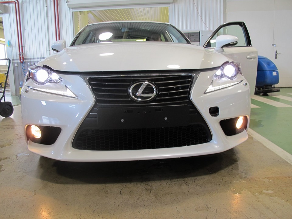 Швидколітнє знайомство з новим Lexus IS250 1