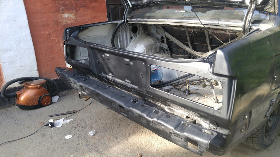 Зняв задню оптику. Виявив багато корозії. Також нові лампочки прийшли з алі. 3