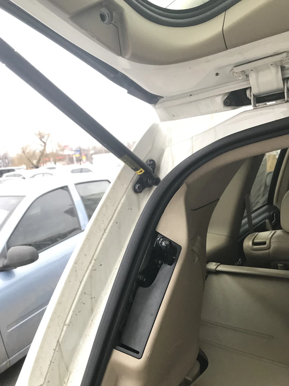 Зламався підйом багажника