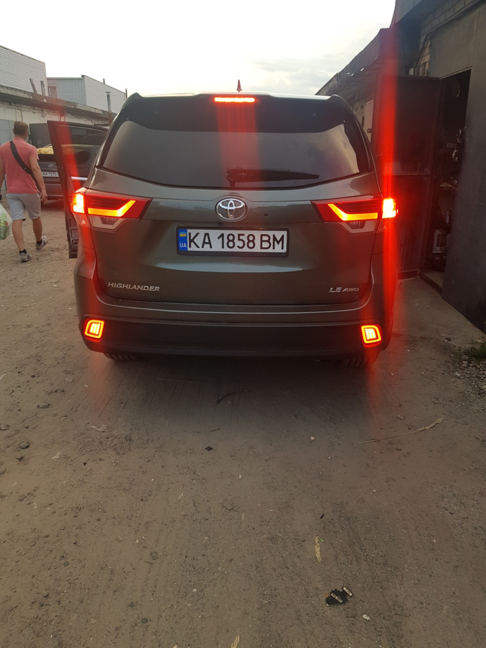 Встановлення та підключення стопи в бампер 4