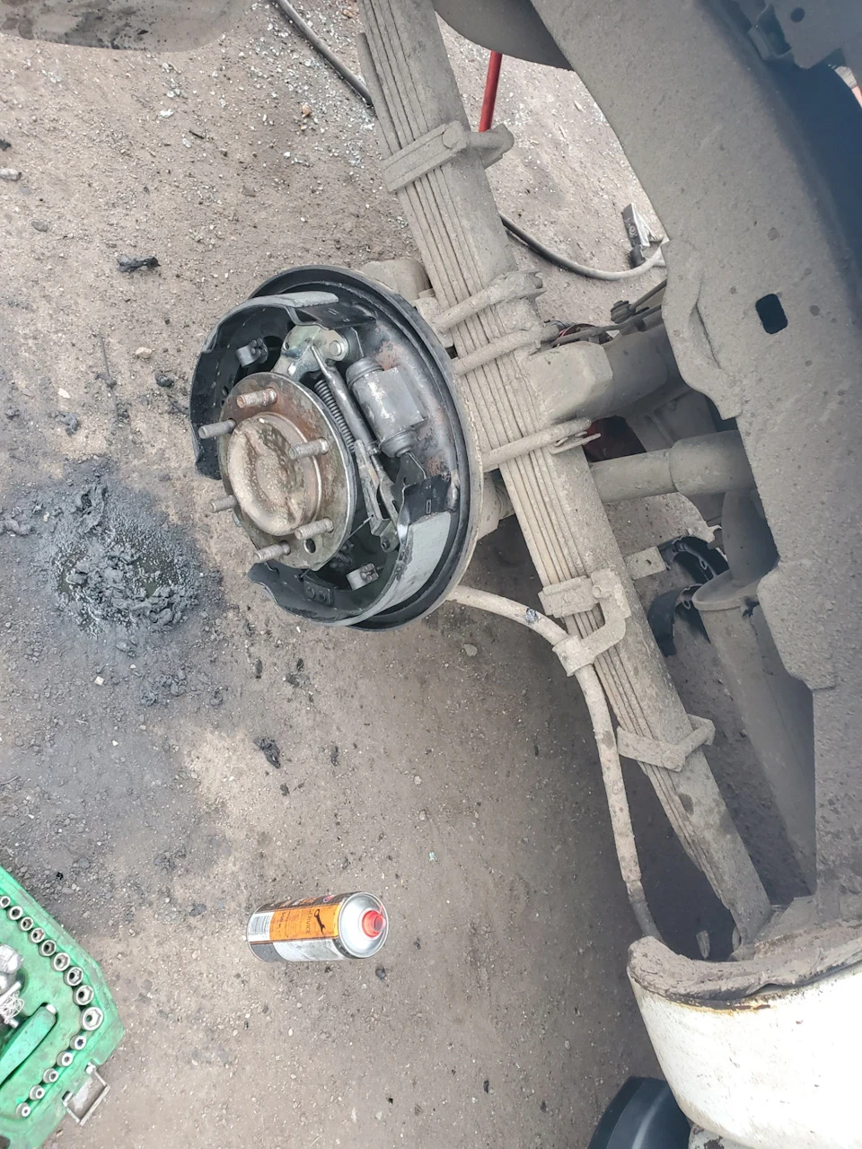 Заміна задніх гальмівних колодок.