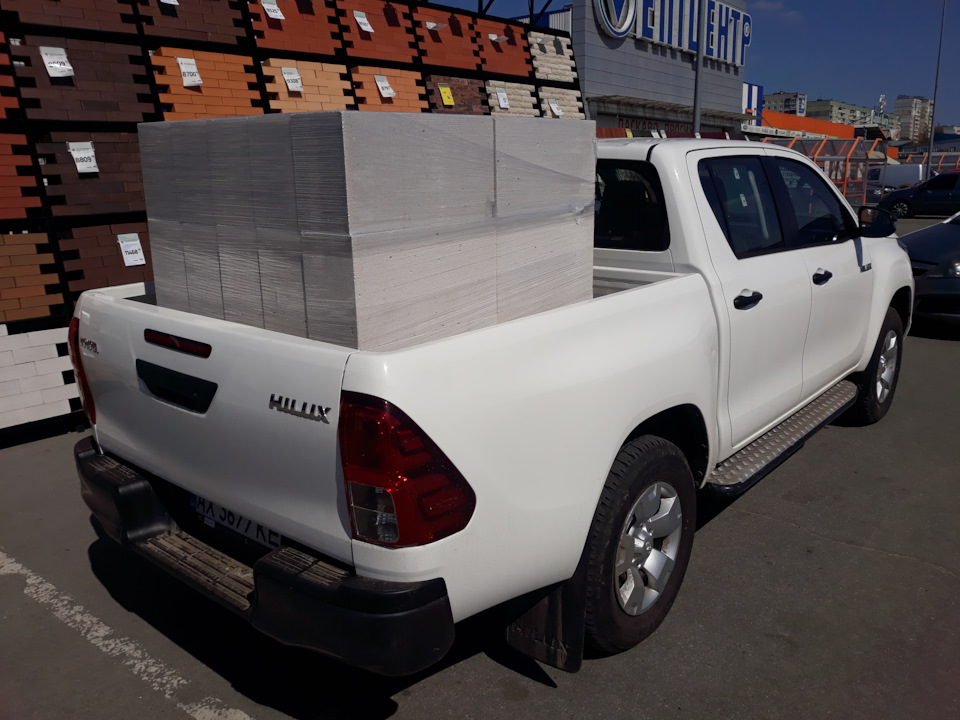 Кріплення вантажу в кузові Toyota Hilux 1