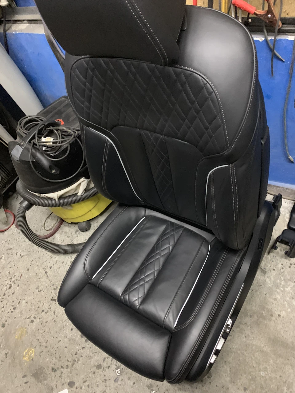 Сидіння BMW G11 встановлені в Prado 2019