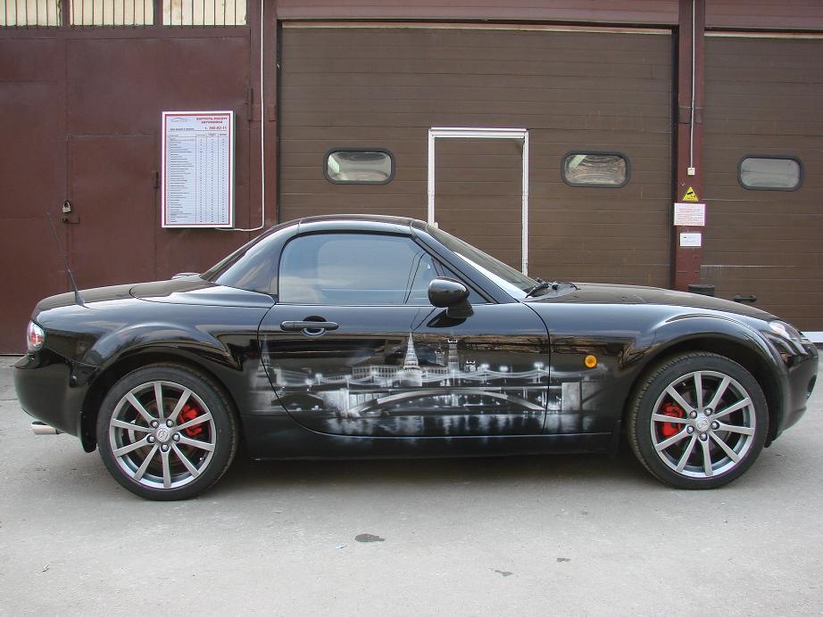 MAZDA MX5 маленька, але віддалена. 2