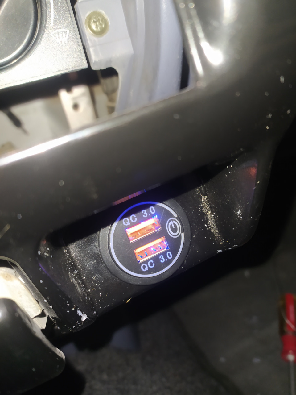Автомобільний зарядний пристрій з двома USB-портами та підтримкою швидкого заряджання 2