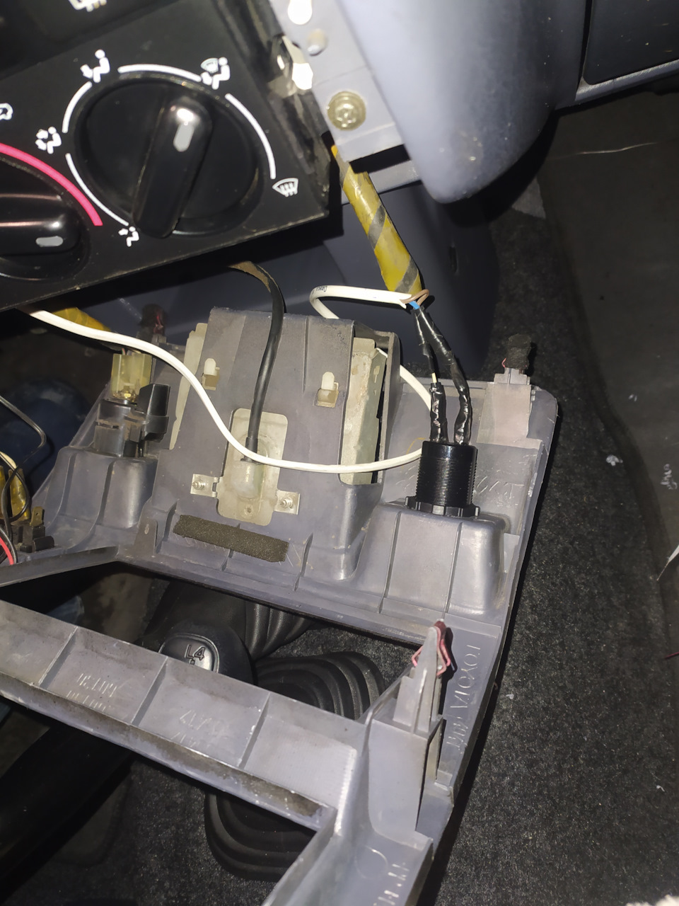 Автомобільний зарядний пристрій з двома USB-портами та підтримкою швидкого заряджання 1