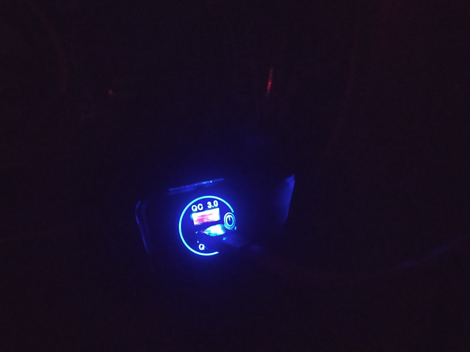 Автомобільний зарядний пристрій з двома USB-портами та підтримкою швидкого заряджання 3