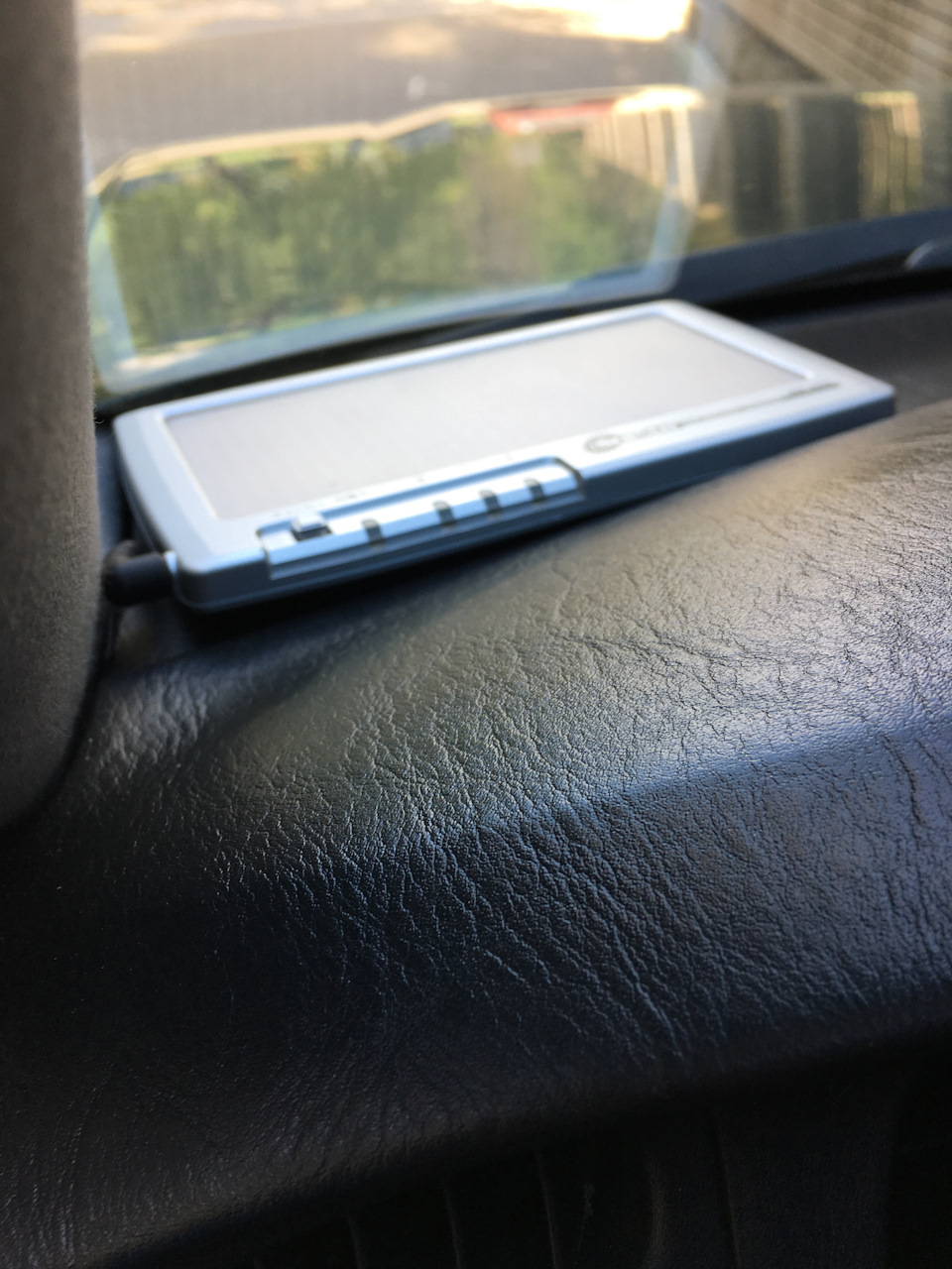 Зарядний пристрій на сонячних батареях SB-300 3