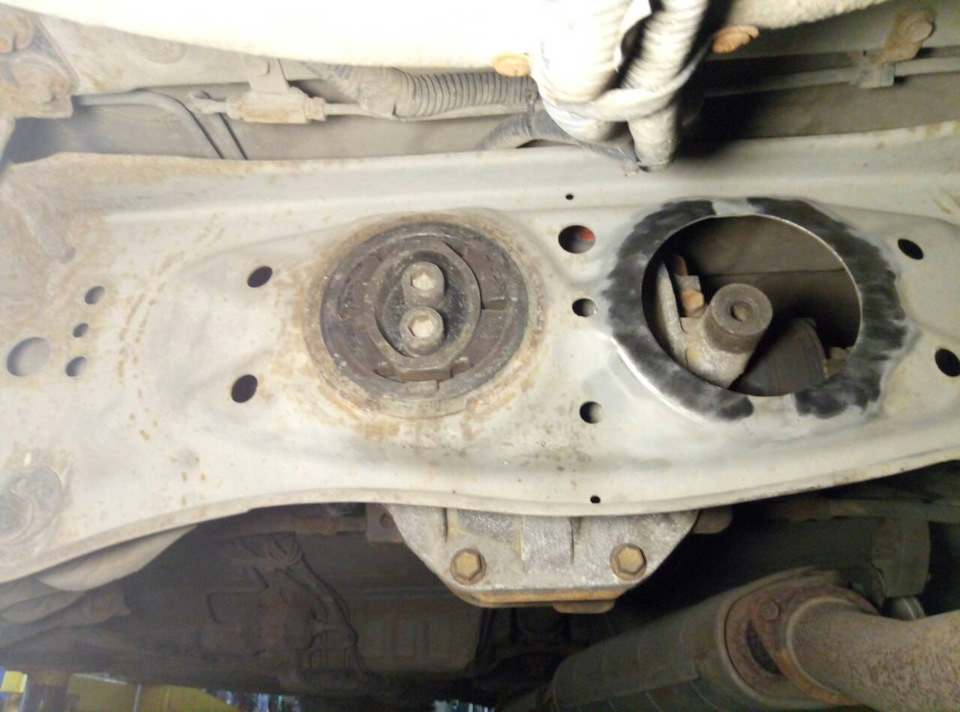21. Друга подушка редуктора Toyota 4165122070 1