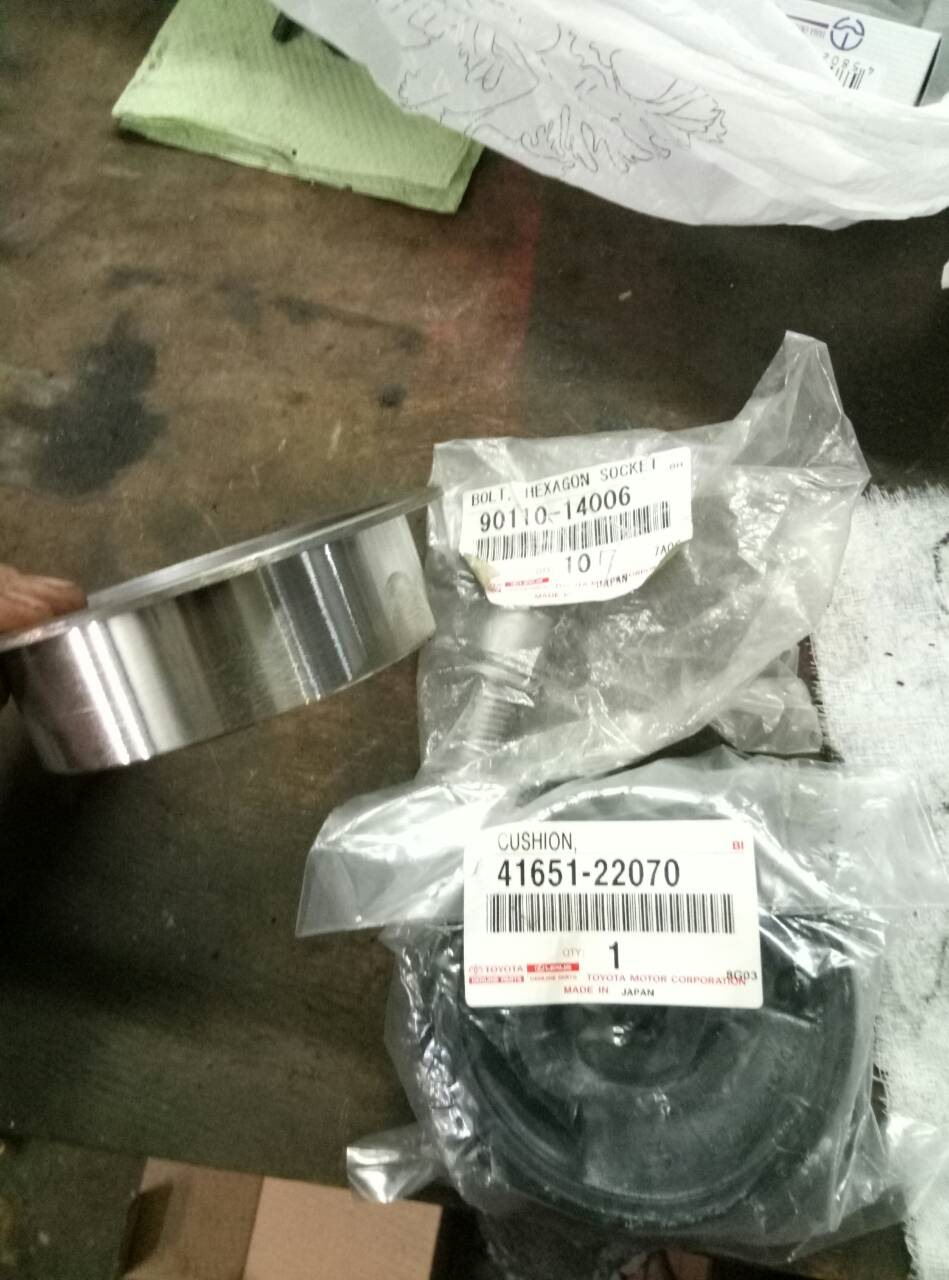 21. Друга подушка редуктора Toyota 4165122070 4