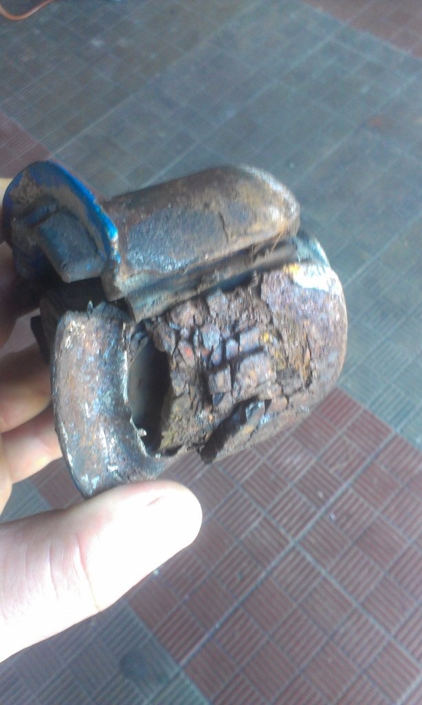 Сайлентблок заднього підрамника. 5
