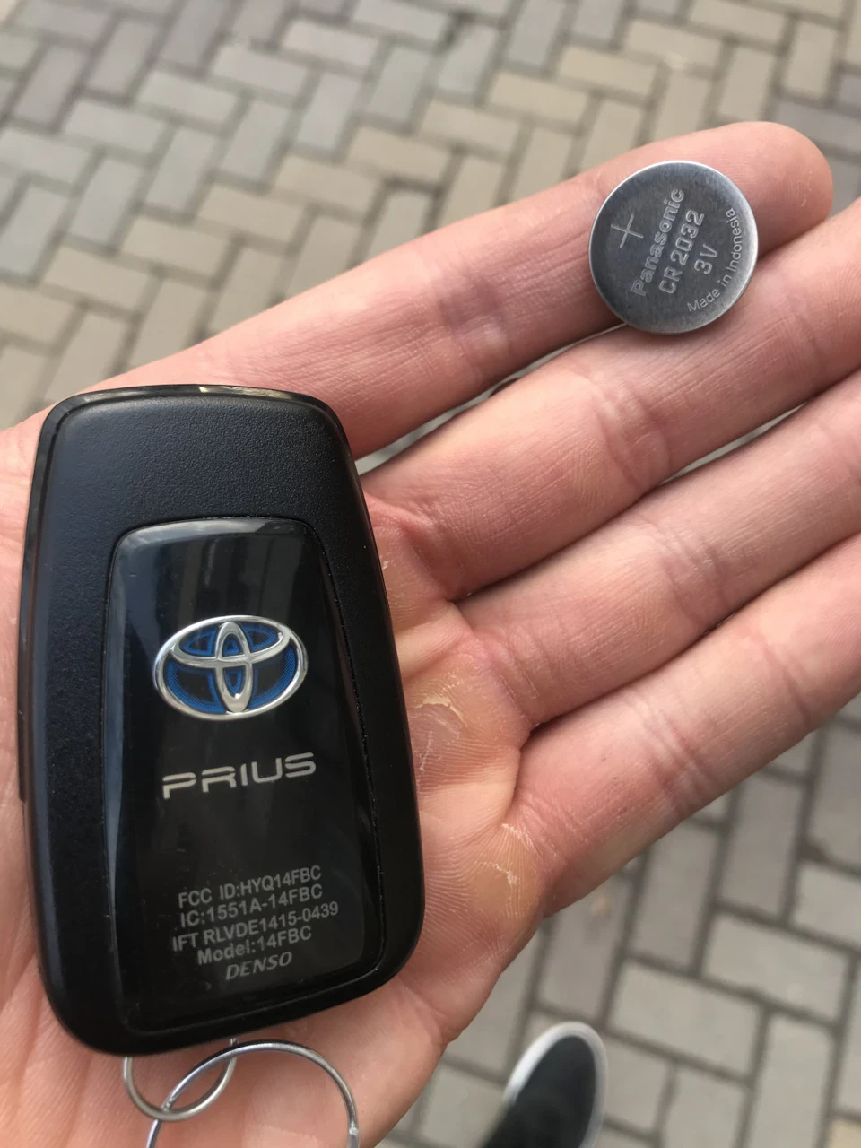 Заміна батарейки ключа Toyota Prius 50