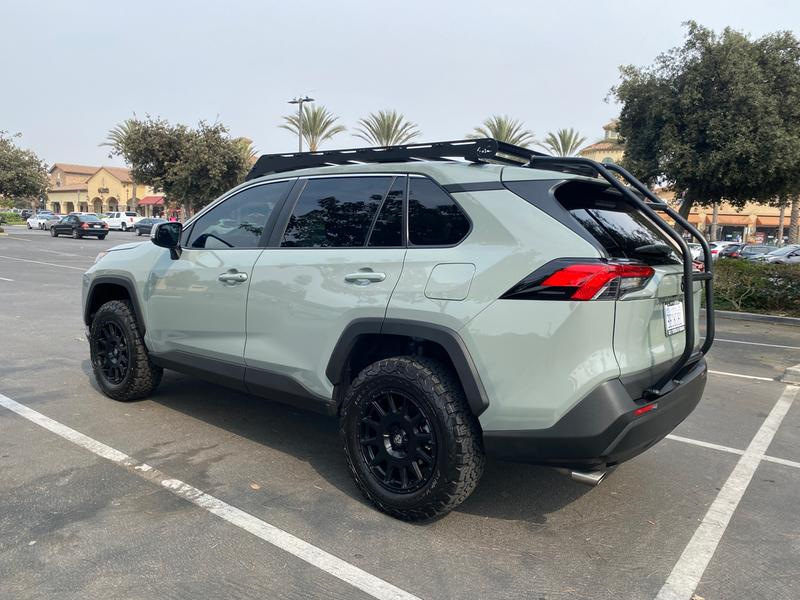 У світі люблять ліфтувати RAV4 і ганяти бездоріжжям 1