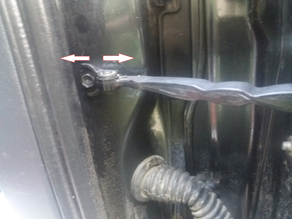 Обмежувач дверей багажника Toyota RAV4 (III). 1