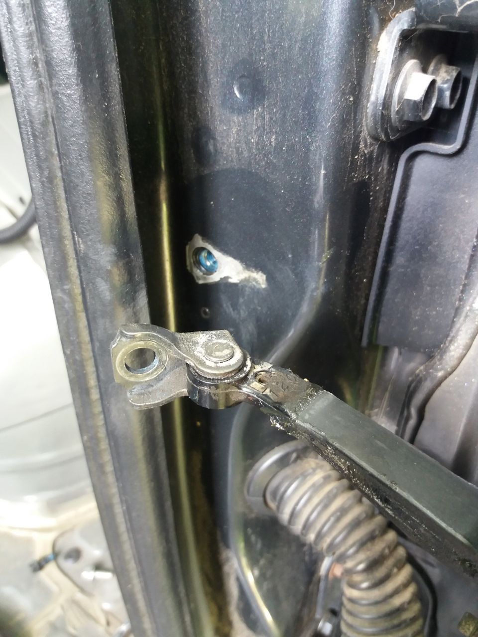 Обмежувач дверей багажника Toyota RAV4 (III). 3