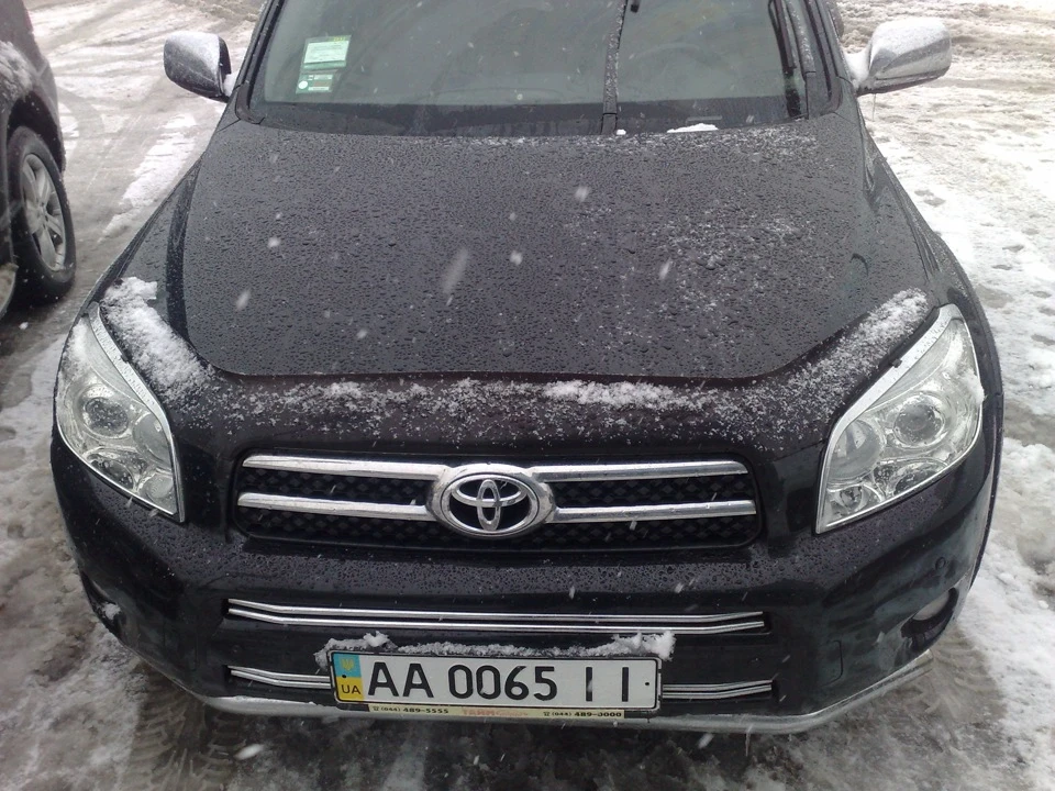 Хрома на чорному багато не буває...
