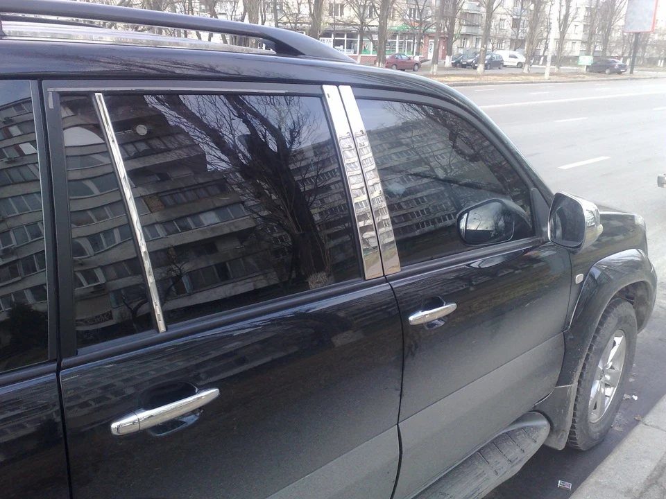 Хромовані дверні стійки на Toyota...