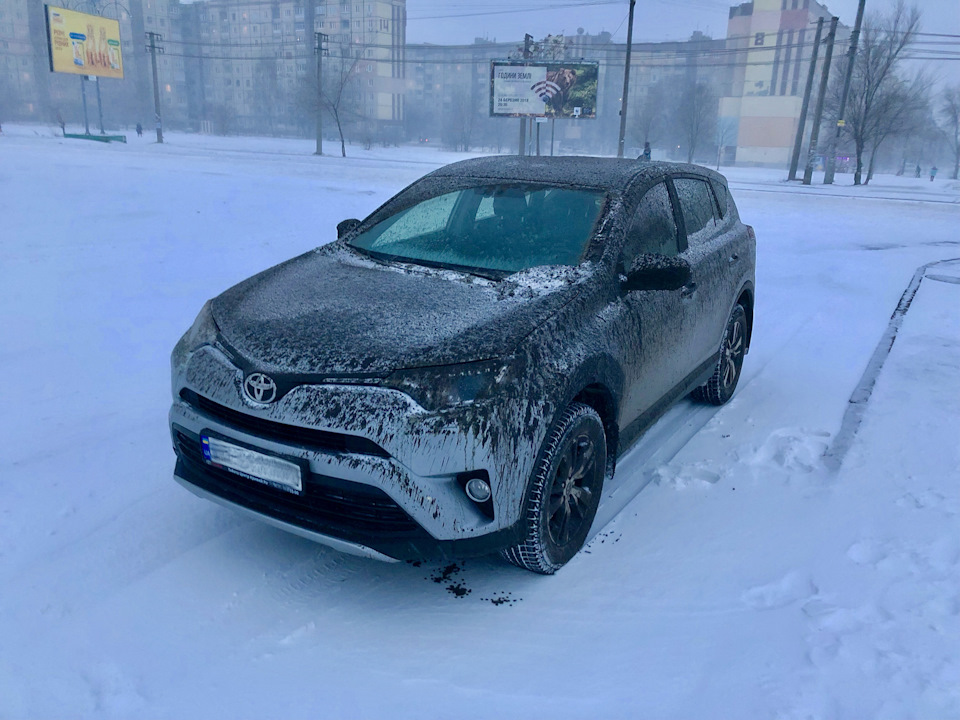 Під снігом іноді буває бруд. 1