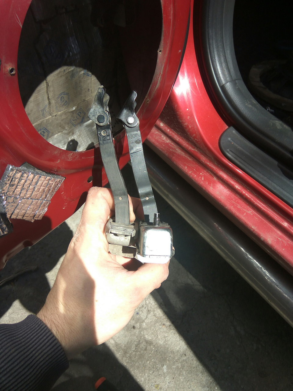 Обмежувачі дверей rav4 2