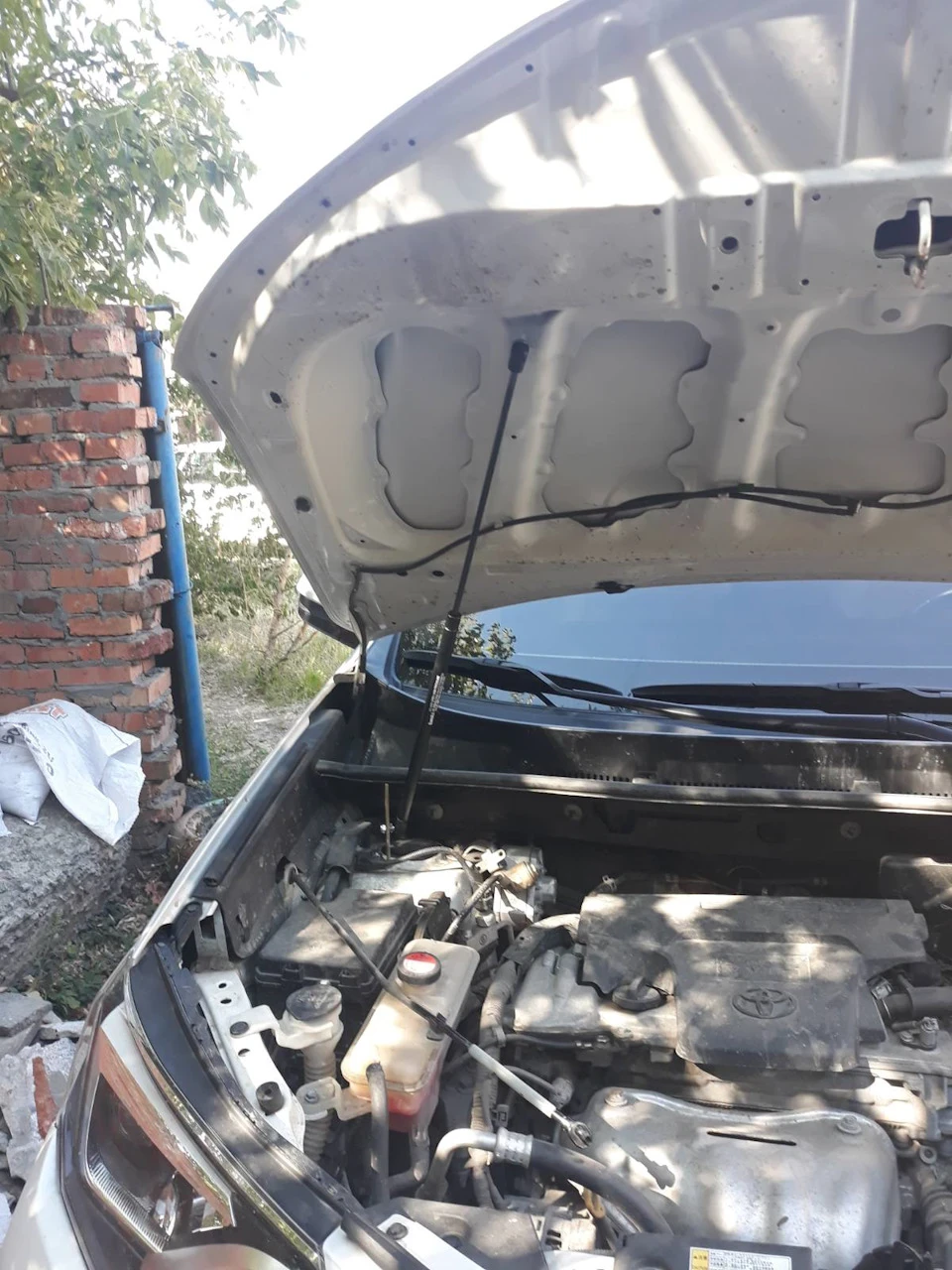 позбавився кочерги капота