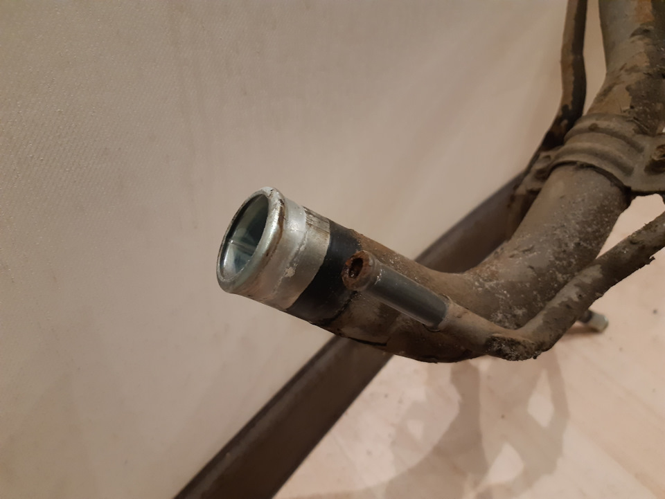 Горловина бензобака. Це ганьба якась (с) 2
