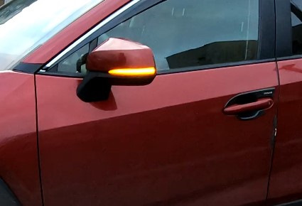 Анімовані поворотні вогні в дзеркалах Тойота РАВ4 2