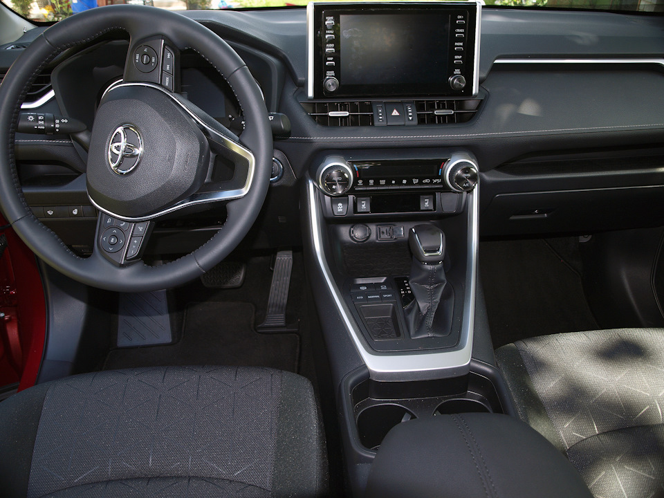 Інтер'єр Toyota RAV4. 5