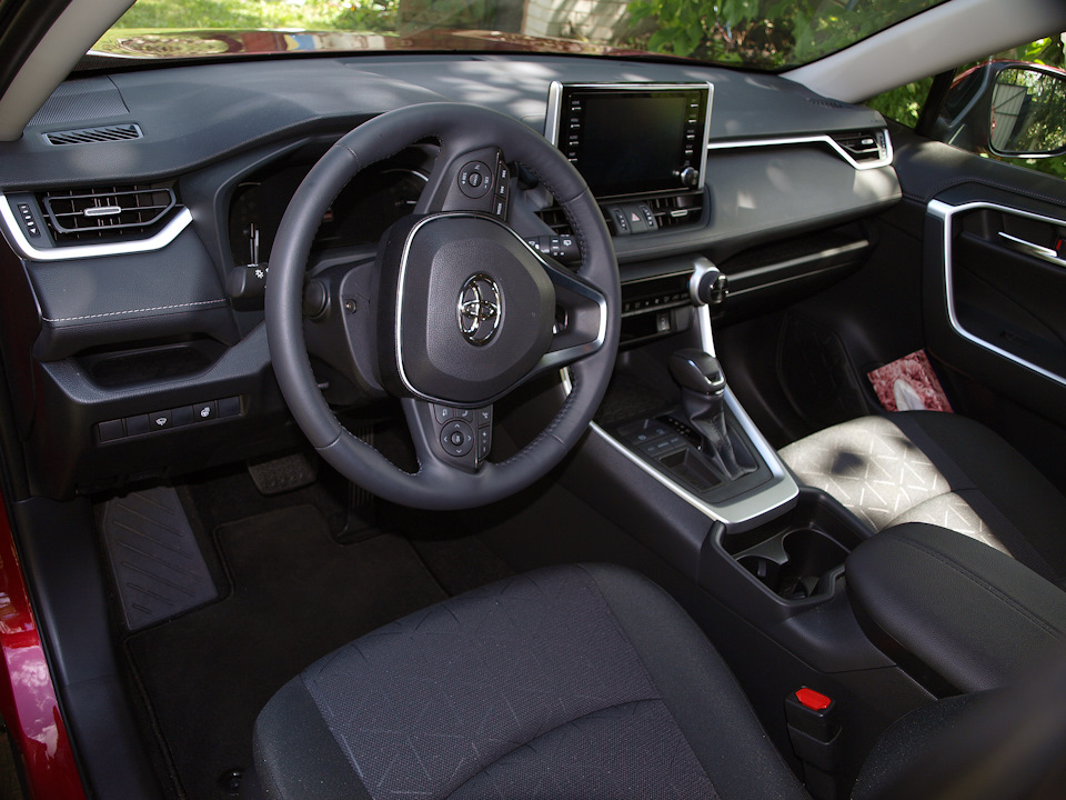 Інтер'єр Toyota RAV4. 4