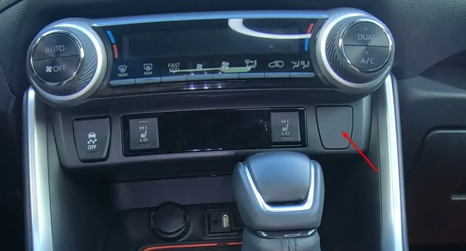 Китайський тюнінХ - 13. Додаткова USB зарядка в центральній консолі RAV4