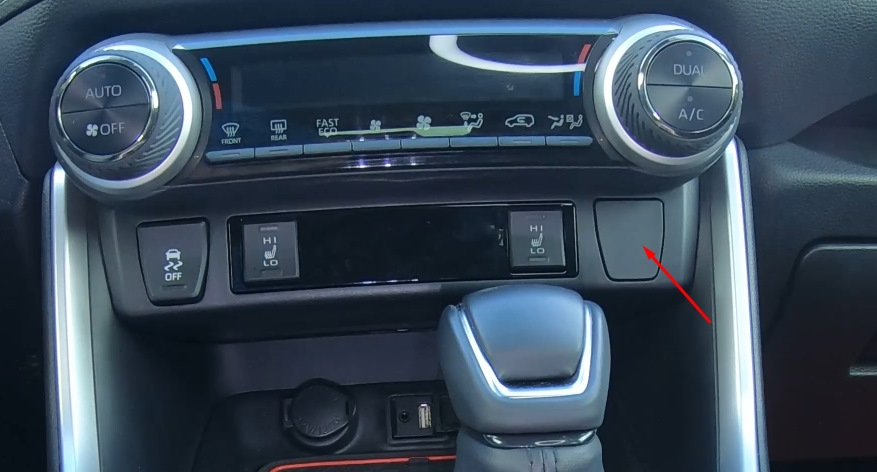 Китайський тюнінХ - 13. Додаткова USB зарядка в центральній консолі RAV4 1