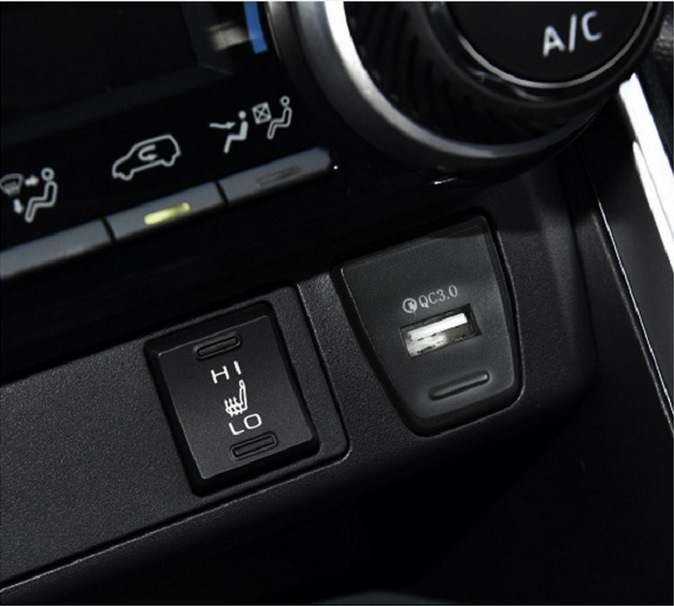 Китайський тюнінХ - 13. Додаткова USB зарядка в центральній консолі RAV4 4