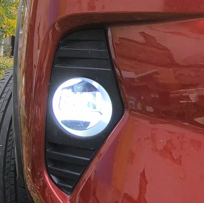 Заміна ПТФ на Toyota RAV4. + Бонус — поворотник, що біжить під капот. Або Китайський тюнінХ — 8. Мені потрібно БІООЛЬШЕ білого! 3