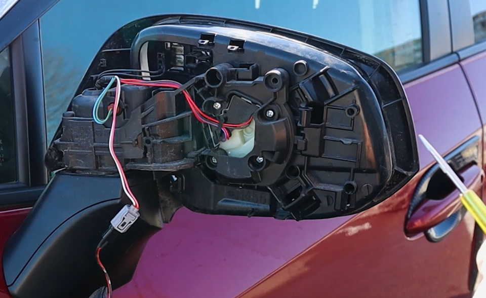 Заміна дзеркальних елементів у бічних дзеркалах Toyota RAV4 XA50 3
