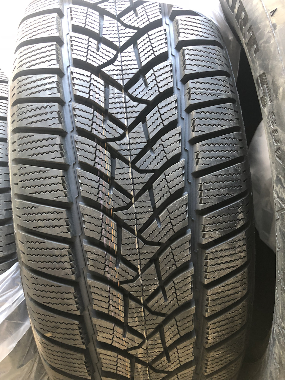 25. Зимова гума 235/60 R18 RAV4 1