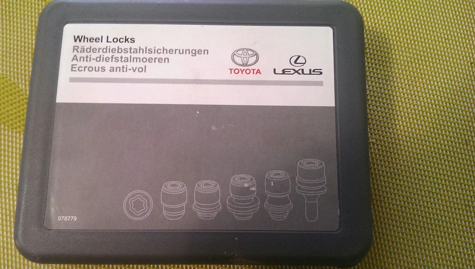 Продам ориг. секретки Toyota Lexus, + килимки салону.