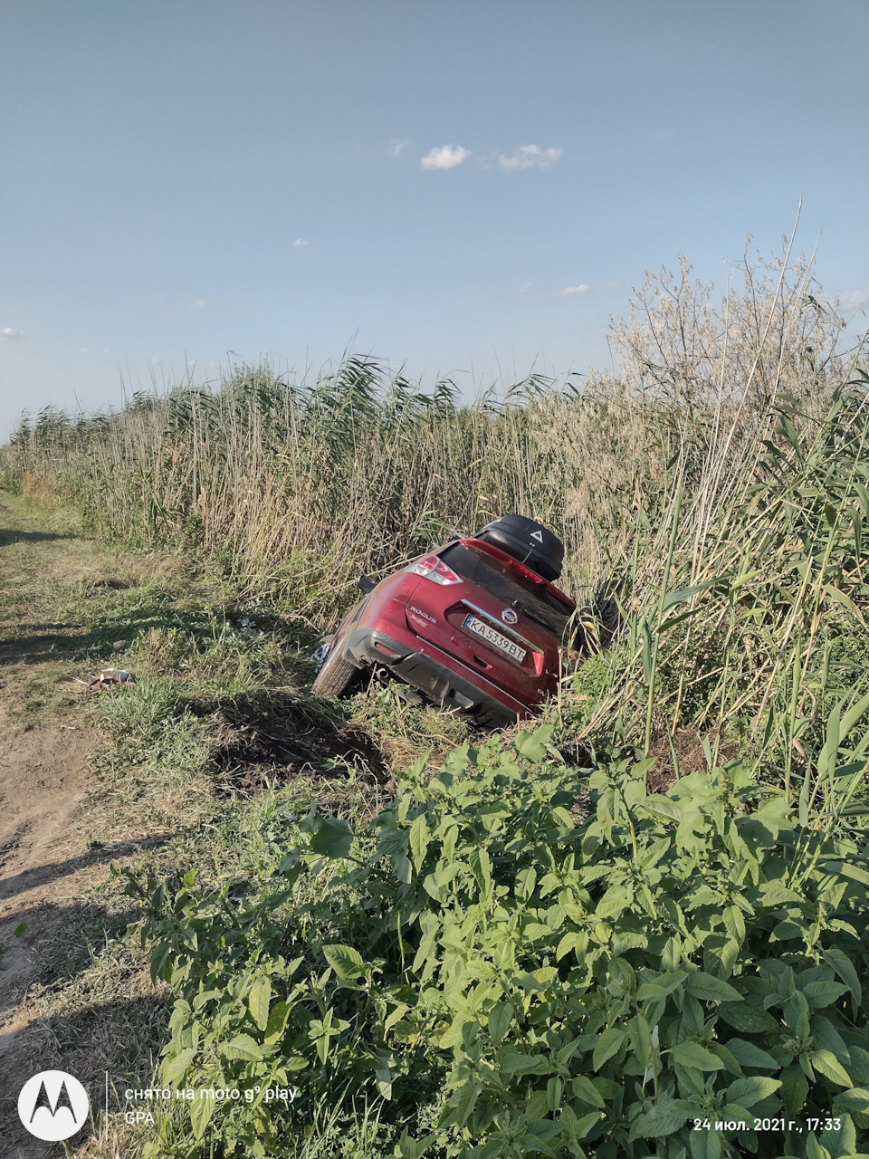 Nissan пірнув у водоканал 1