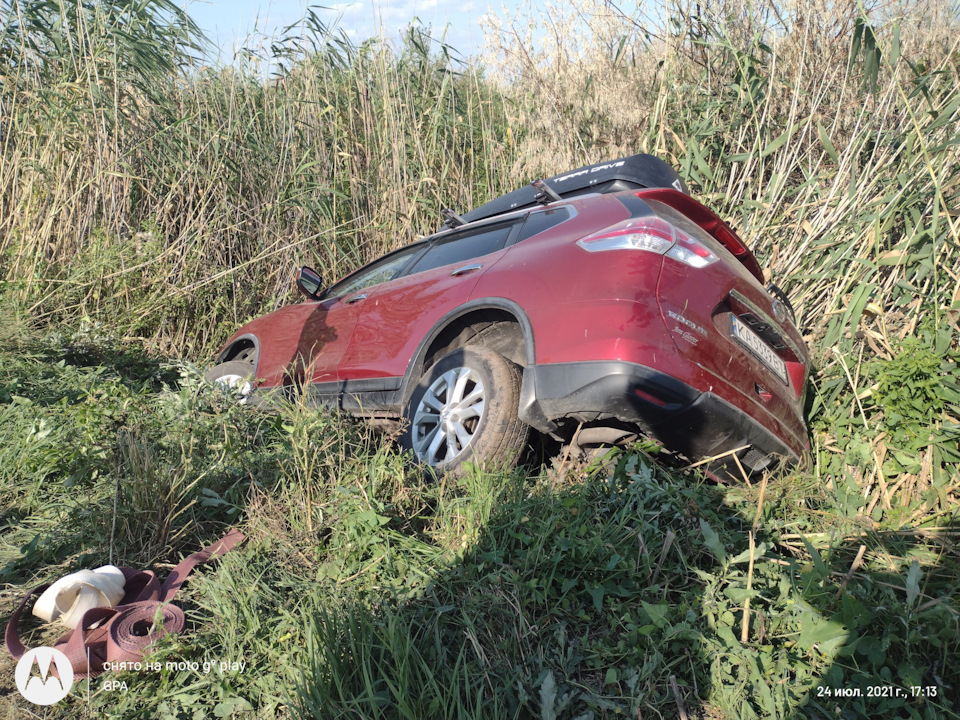 Nissan пірнув у водоканал 2