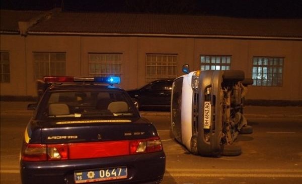 Масштабна аварія в Одесі: через п'яного водія BMW автомобілі переверталися, димилися і розбивалися насм'ятку 5