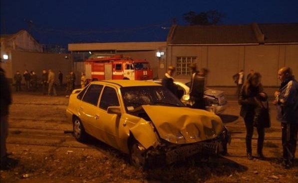 Масштабна аварія в Одесі: через п'яного водія BMW автомобілі переверталися, димилися і розбивалися насм'ятку 4